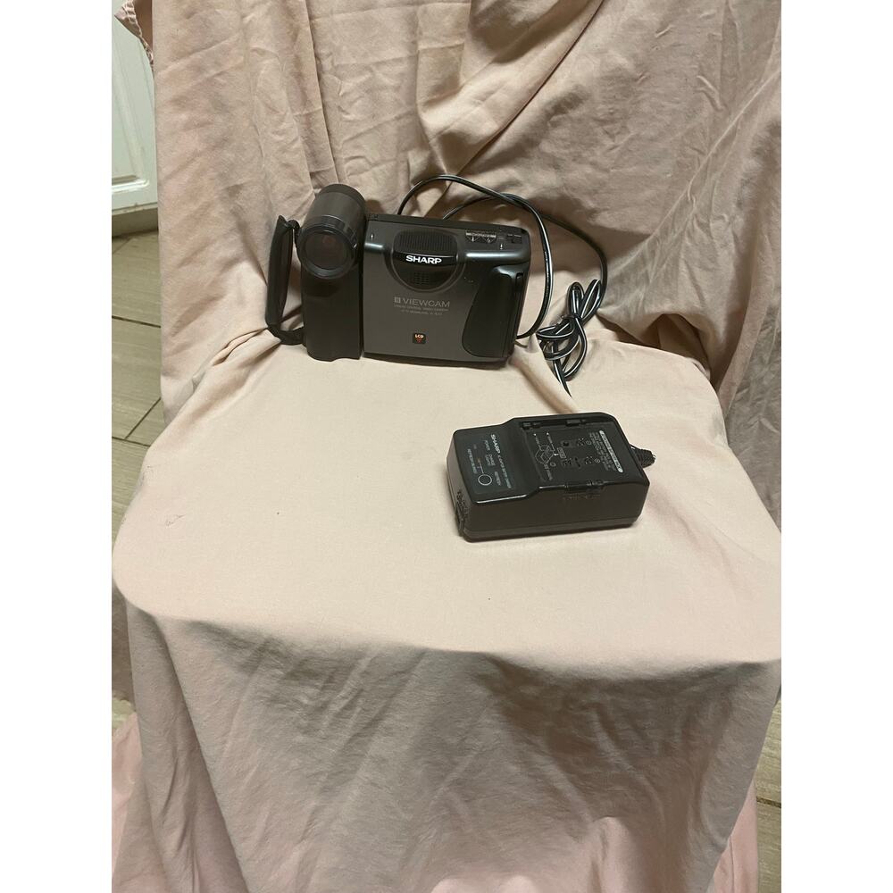 Sharp Viewcam VL-E39 8mm Video 8 Camcorder Video Play Tested /w Battery Charger